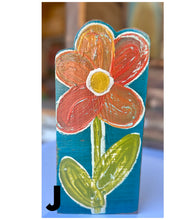 Load image into Gallery viewer, Stand alone scalloped - wood flower blocks

